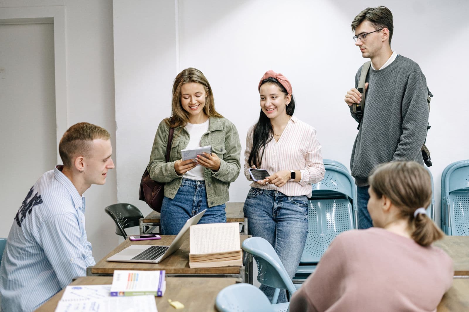 Grupo de estudiantes revisando material de estudio juntos